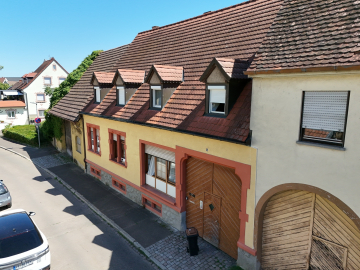Gepflegtes 2-Familienhaus mit großzügigem Garten, 79206 Breisach am Rhein, Zweifamilienhaus